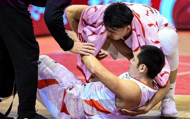 费拉拉队员因伤离场,对球队比赛造成不利影响 费拉拉队员因伤离场,对球队比赛造成不利影响