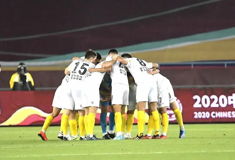 双方激烈对抗，裁判被指控误判的简单介绍