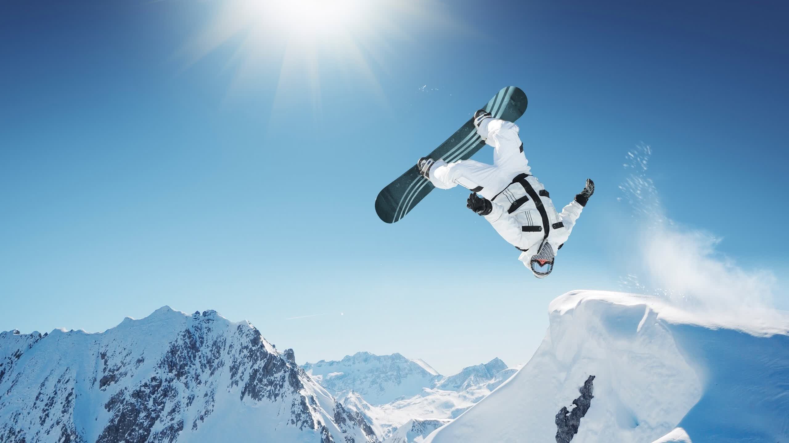 极速与钢铁的交响，当F1揭幕战的轰鸣，撞上骑士踏平掘金的铁蹄